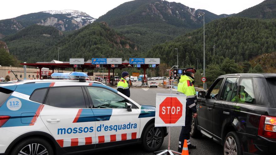 Cues al túnel del Cadí per accedir a la Cerdanya, confinada