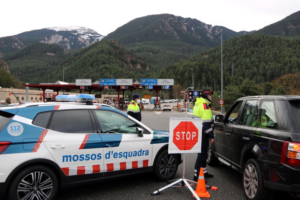 Vehicles que volen accedir a la Cerdanya, confinada.