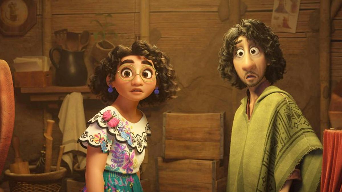 La protagonista de 'Encanto', Mirabel Madrigal, junto a su tío Bruno, protagonista del 'hit' de Disney.