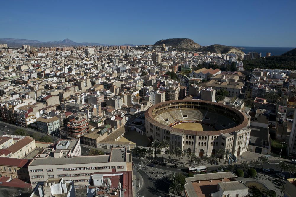 La rehabilitación del entorno de los castillos empieza con la reforestación del Tossal.