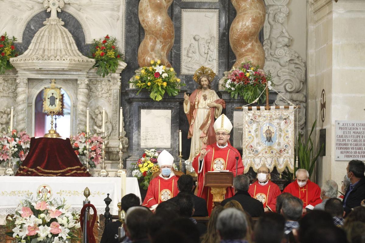 El obispo Munilla durante la homilía celebrada en el interior del monasterio por el mal tiempo