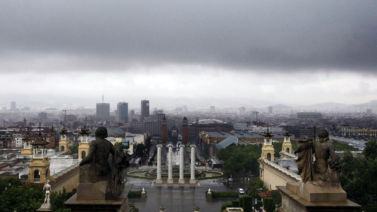 Nubes y lluvia sobre Barcelona.