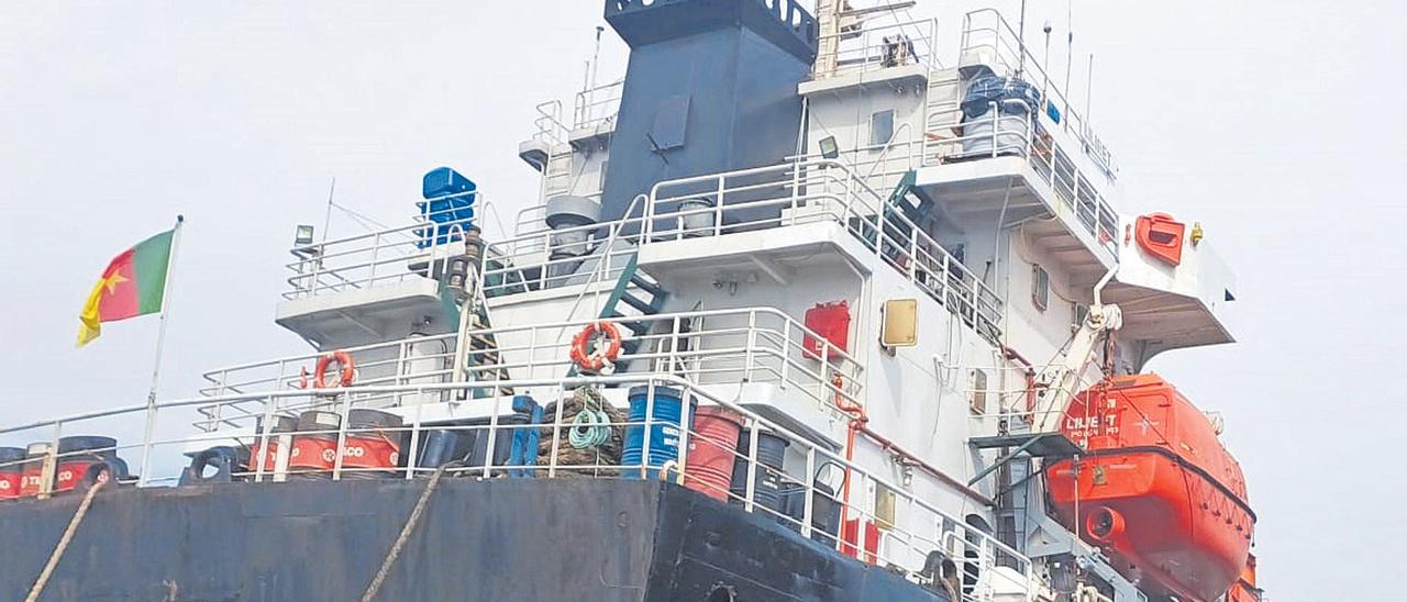 Imagen del 'Lilibet', el carguero en el que tes marineros permanecen sin recibir salarios ni comida ni bebida desde hace meses.