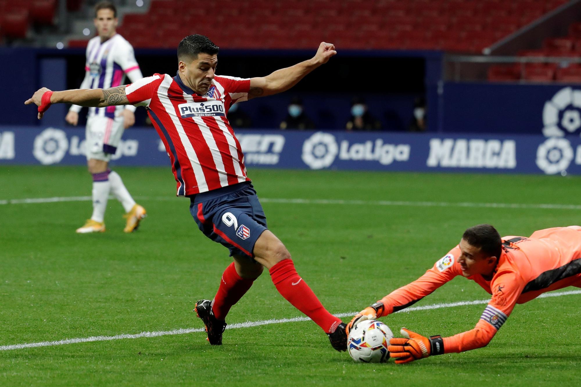 Luis Suárez intenta rematar ante el Valladolid.