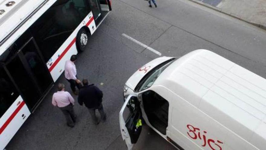 Un autobús de Emtusa sufre un choque en Fomento