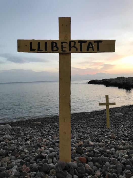 Les platges de l'Escala es lleven plenes de creus grogues