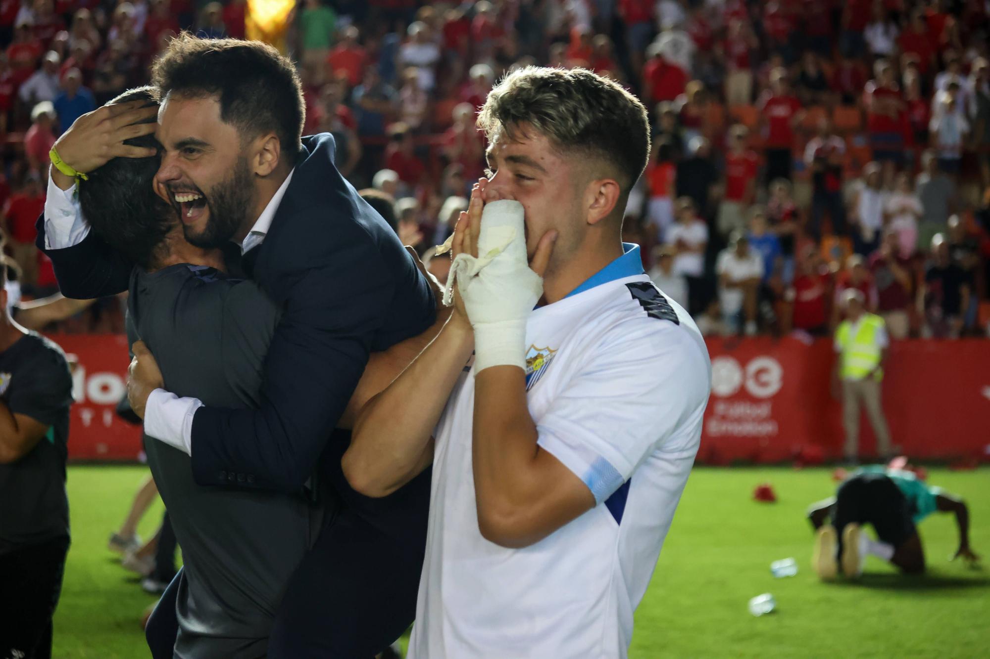 Celebración emotiva de los jugadores del Málaga CF tras conseguir un empate in extremis ante el Nástic en Tarragona