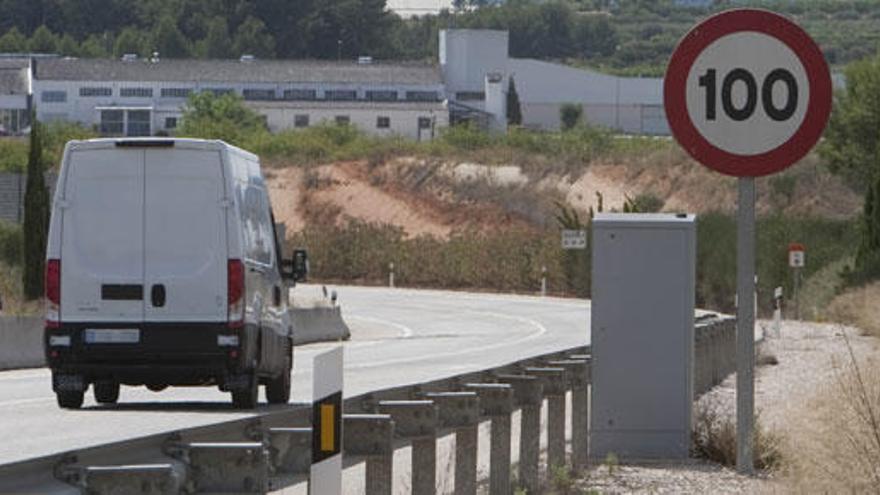 Una furgoneta pasa por un radar fijo