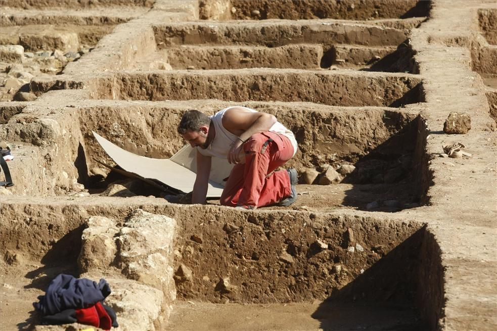 GALERÍA DE FOTOS / Excavación arqueológica en un arrabal califal en un solar del Zoco