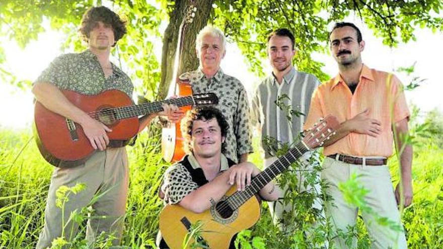 Kiko Veneno y la joven banda andaluza Vera Fauna, que estarán en el TCM el 13 de abril. | L. O.