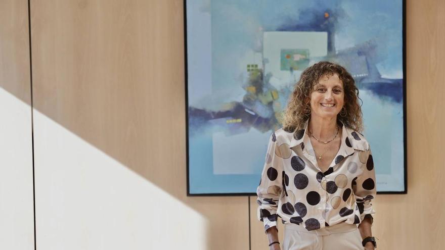 Eva Ledo, consejera de Educación: "No podemos obligar a no utilizar en clase una tecnología que el alumnado tiene que saber manejar"