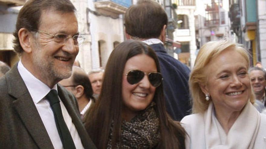 El presidente del Gobierno, Mariano Rajoy, y la candidata del PP a la presidencia del Principado de Asturias, Mercedes Fernández, se fotografían con una simpatizante durante el recorrido por Llanes que han hecho hoy en la recta final de la campaña electoral.