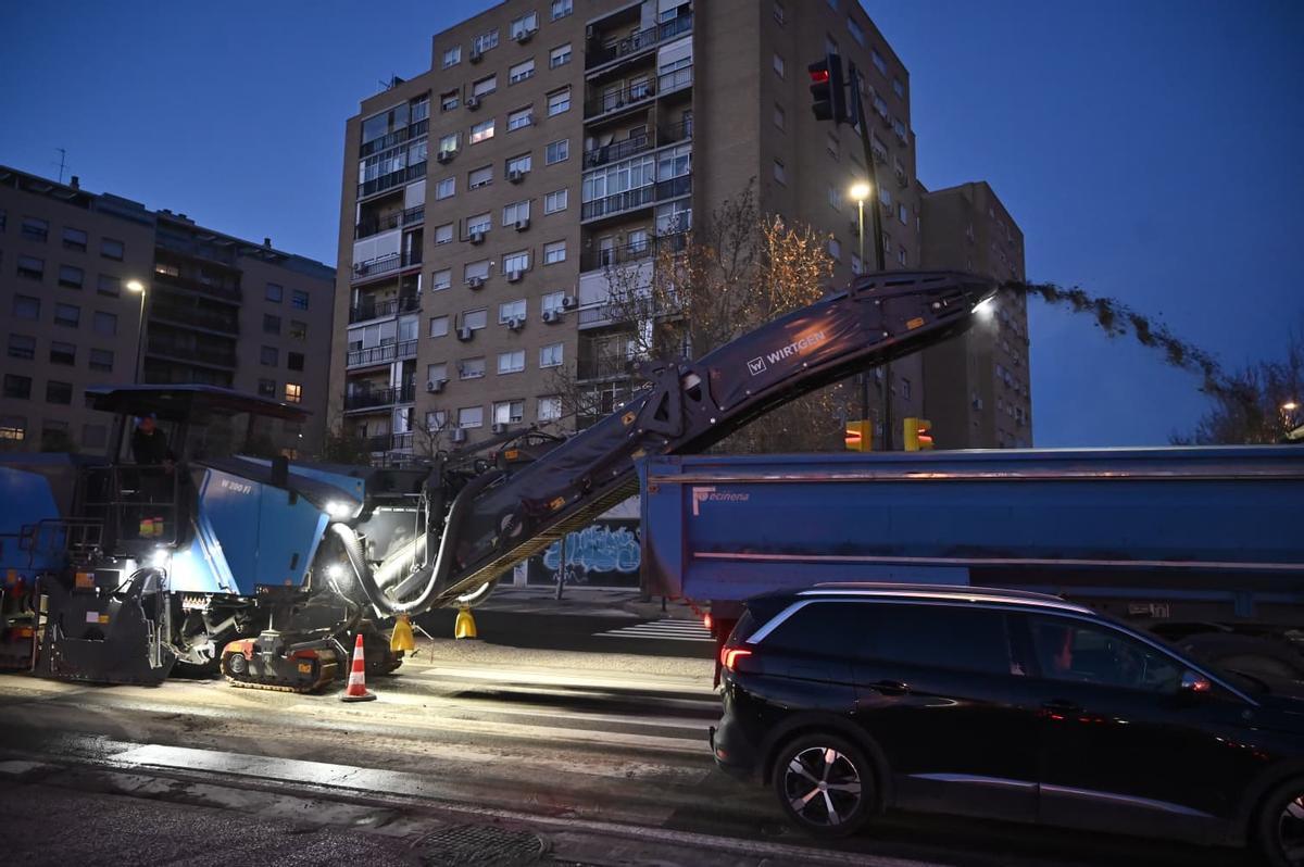 Máquinas y operarios trabajando en la zona, este martes por la tarde.