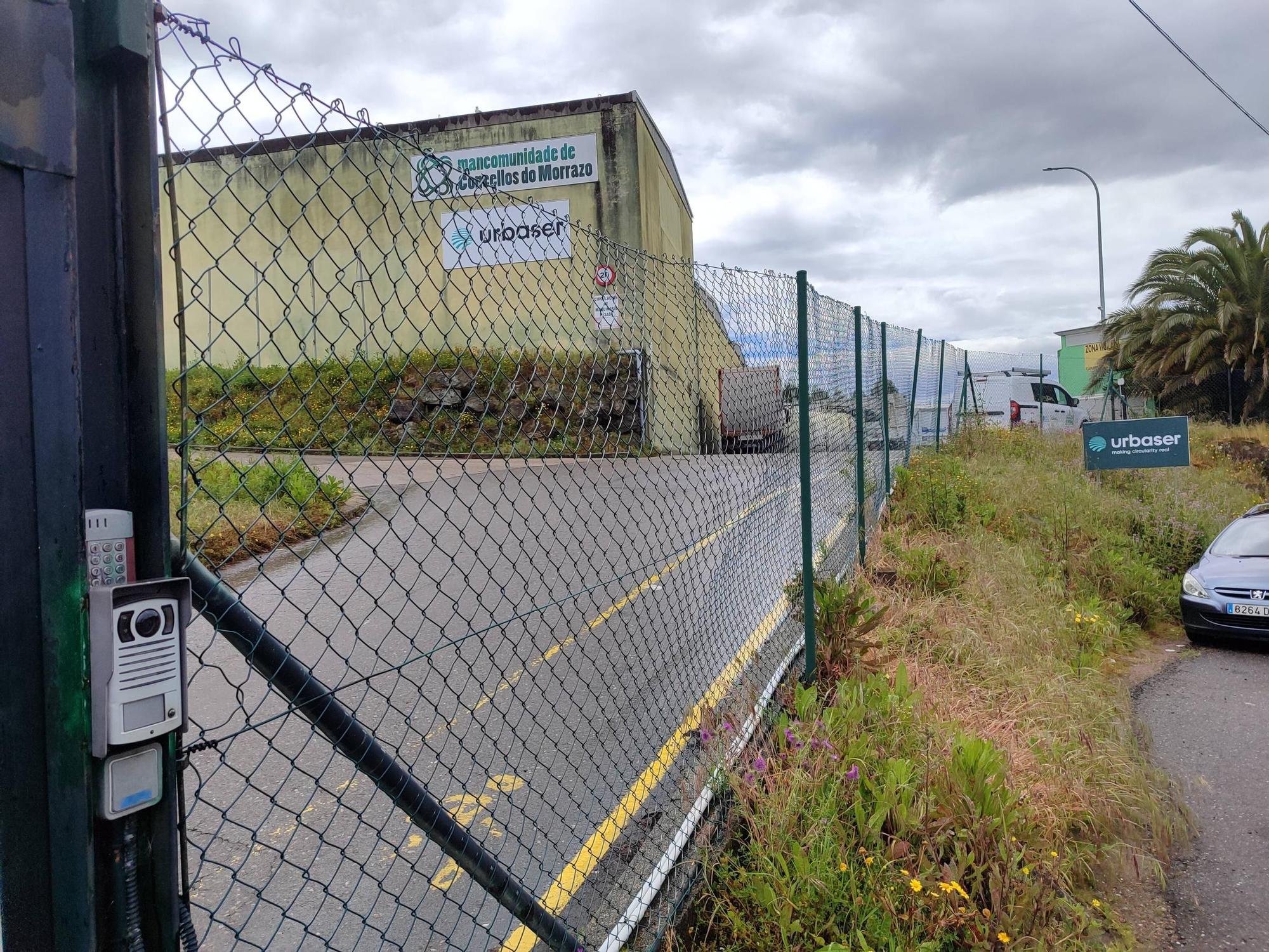 Cierre que rodea la planta de basuras de O Morrazo en A Portela.