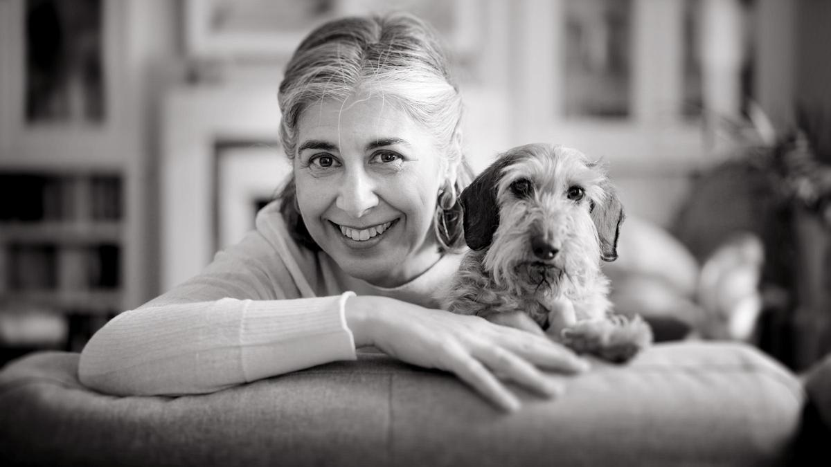 La escritora Nuria Pérez, autora de 'No tocarás', fotografiada en su casa de Madrid con su perra Rufa