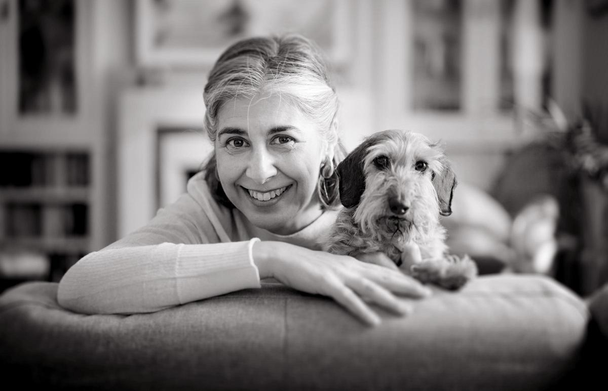 La escritora Nuria Pérez, autora de No tocarás, fotografiada en su casa de Madrid con su perra Rufa