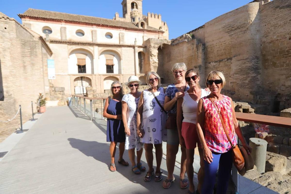 Cristina y sus amigas de Canadá e Inglaterra, en el Alcázar.