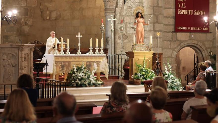 Celebración del primer ejercicio del trecenario en honor a Santa Eulalia, ayer, en la basílica.