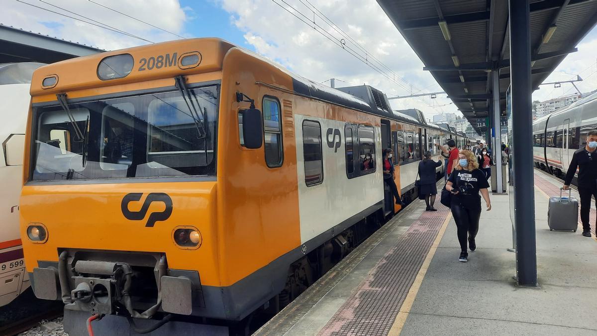 Tren Celta entre Vigo y Oporto, estacionado en Guixar en la primera jornada de huelga en Portugal