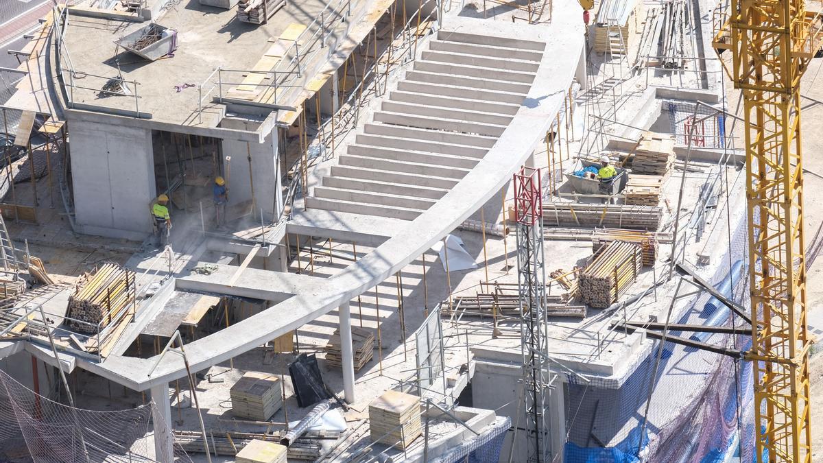 Operarios en un edificio en construcción en el municipio de Benidorm.