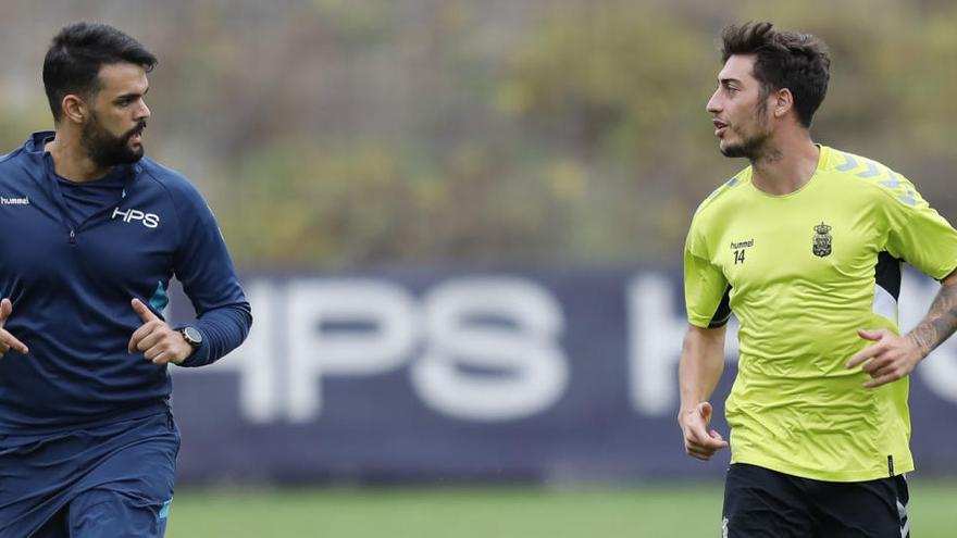 Álvaro Lemos, esta mañana, junto al recuperador de la UD, Raúl Quintana.