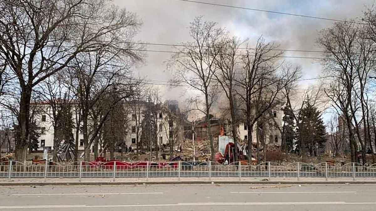 El Teatro Drama de Mariúpol destruido tras los bombardeos