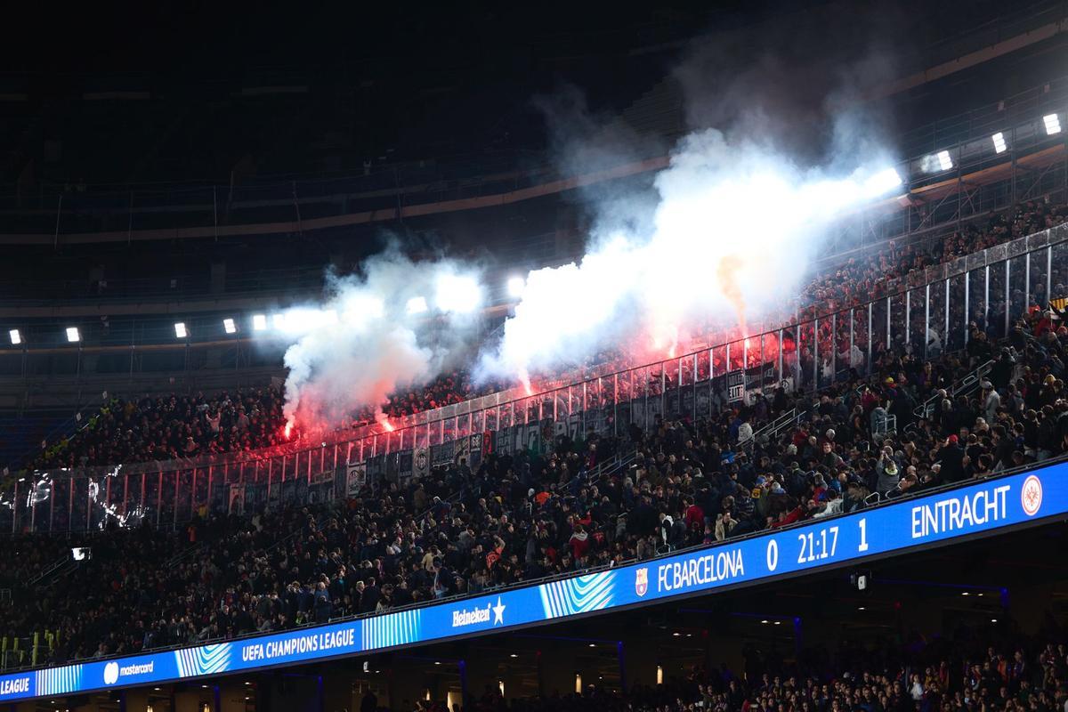 La afición del Eintracht Frankfurt, en el Spotify Camp Nou