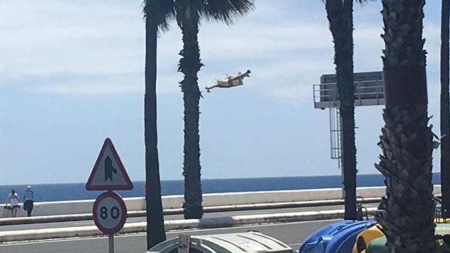 Dos hidroaviones realizan ejercicios contra incendios en Las Palmas de Gran Canaria