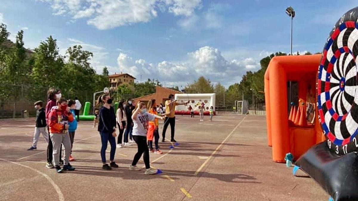 Un grupo de jóvenes lanza dardos a una diana gigante, uno de los juegos XXL que se instalaron el 2 de abril. | SERVICIO ESPECIAL