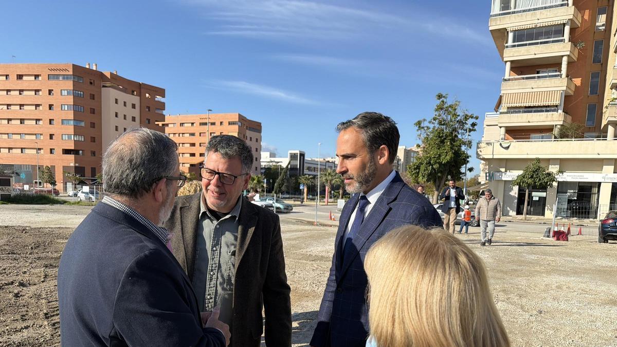 El portavoz municipal del PSOE, Danie Pérez, junto con concejales socialistas en Teatinos