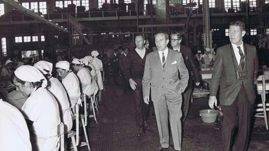 Covadonga López, Félix Juncal, Antonio Massó de Ariza (hijo de Antonio Massó ) y Anxo Lorenzo visitan la nueva exposición de carácter temporal.  // G.N.