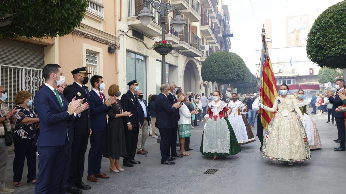 Tradicional procesión cívica de la Senyera en Mislata.