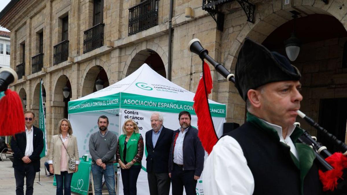 Un gaitero, cerca de la mesa instalada ante el Ayuntamiento de Avilés. | M. V.