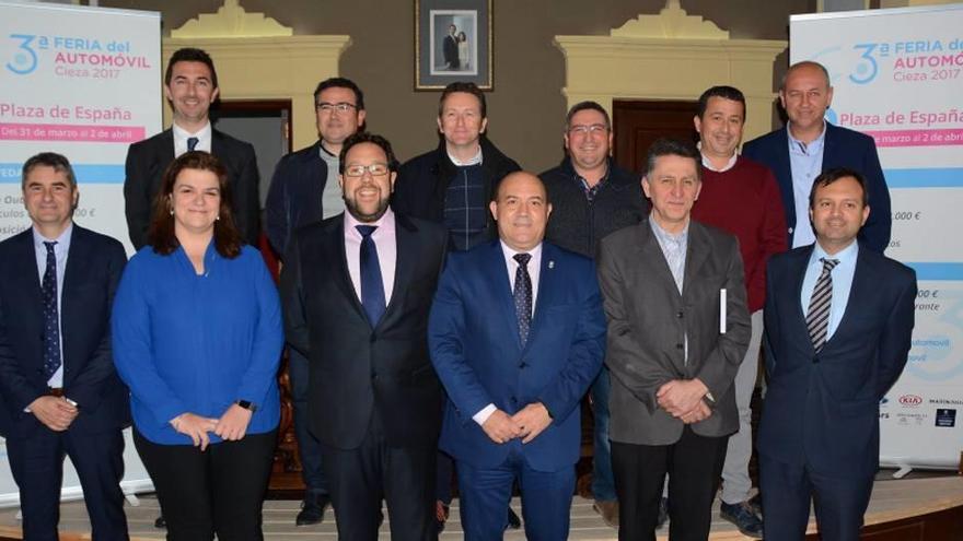 El alcalde de Cieza acompañó ayer a los organizadores de la feria.