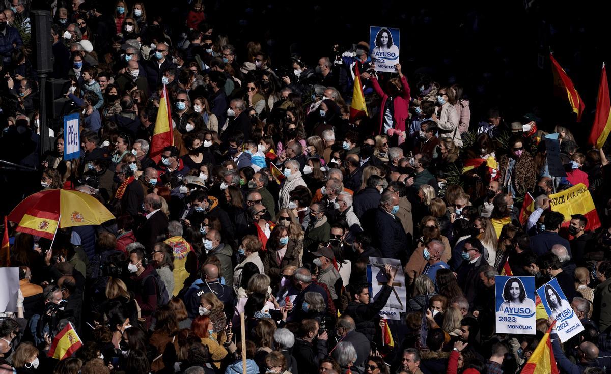 Miles de manifestantes cortan la calle Génova al grito de “Casado dimisión”