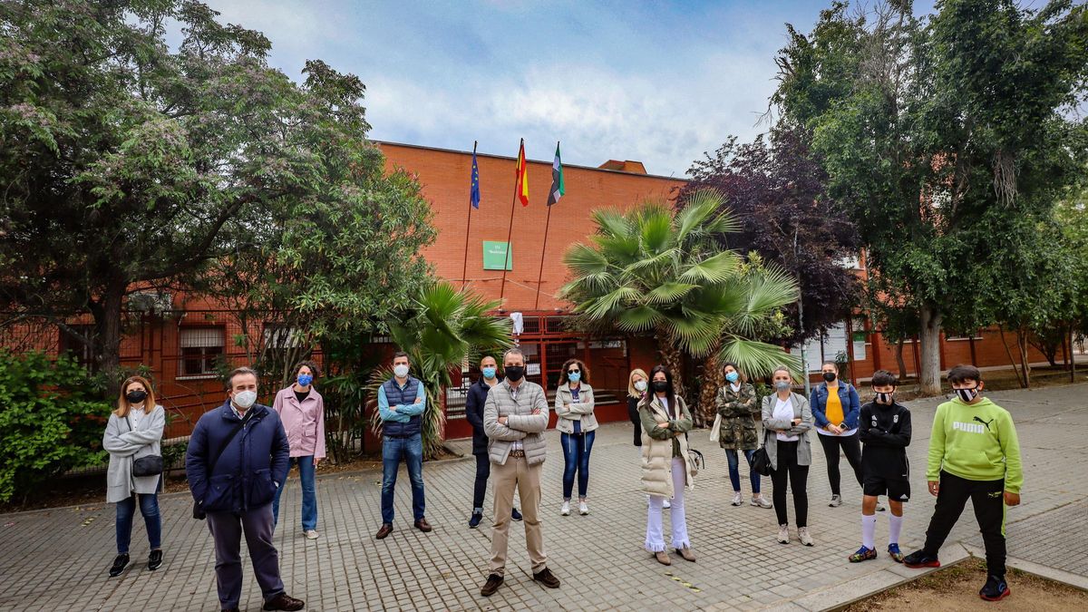 Padres de alumnos que se han quedado fuera del Bioclimático, ayer en la puerta del instituto.