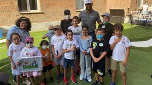 Jon Rahm inauguró El Jardín del Golf en el Hospital Niño Jesús de Madrid