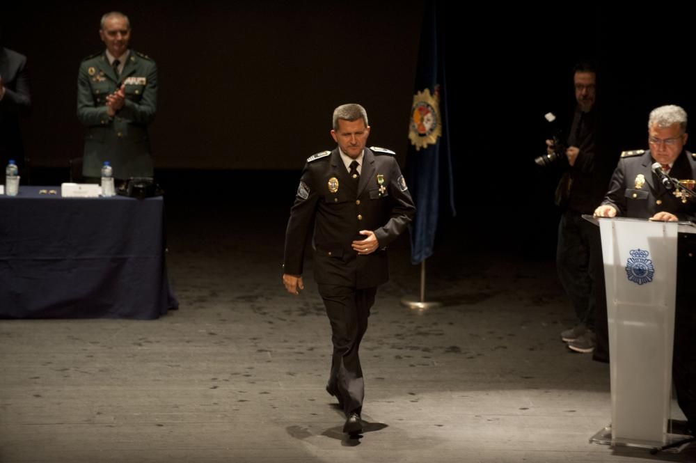 En un acto celebrado en el teatro Colón, se han impuesto las Medallas al Mérito Policial a los integrantes de la Policía Nacional que a lo largo del año han destacado por su entrega al servicio.