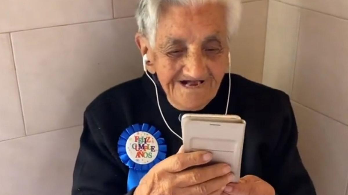 Ana María contestando una videollamada de su nieta, el día de su cumpleaños.