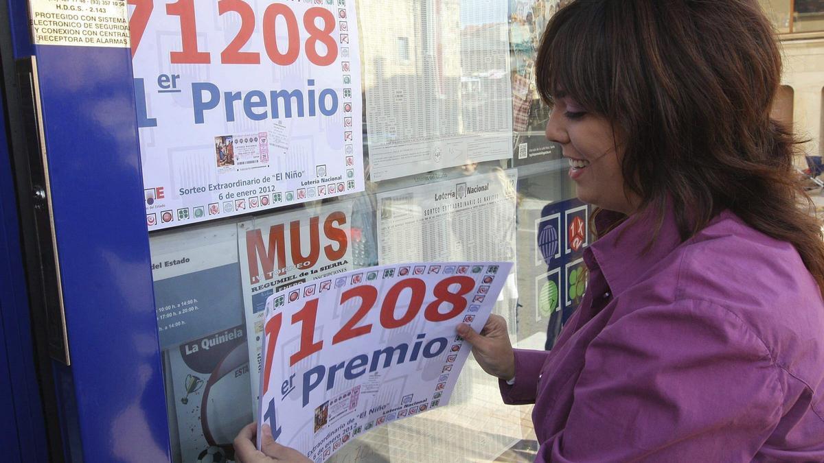 Una lotera, tras dar el primer premio de la Lotería del Niño.