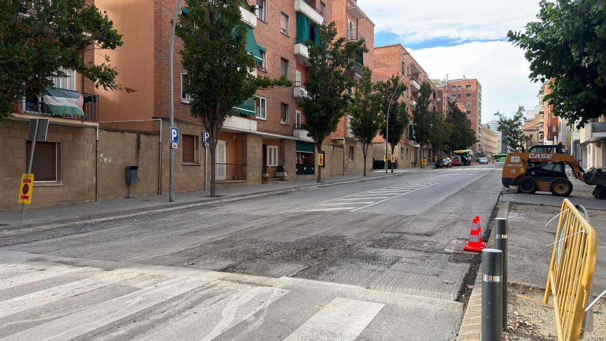 Obres de reasfaltament al carrer Francesc Moragas