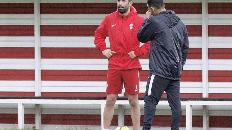 Santos, con el preparador físico David Chorro, ayer, en Mareo.