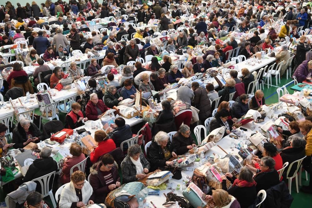 Casi un millar de aficionados a los bolillos, al patchwork y a las vainicas se desplegan en el frontón del Palacio de los Deportes de Riazor en el Encontro Multilabores, que cumple su 8ª edición.