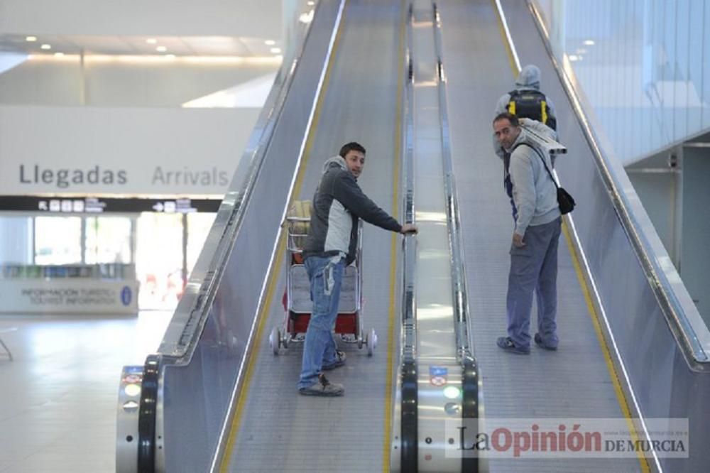 El delegado del Gobierno visita el aeropuerto de Corvera