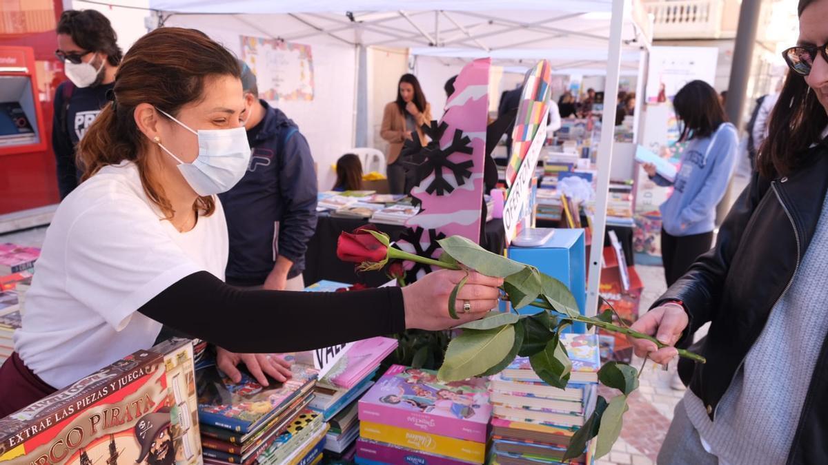 Libros y rosas por Sant Jordi en Elche