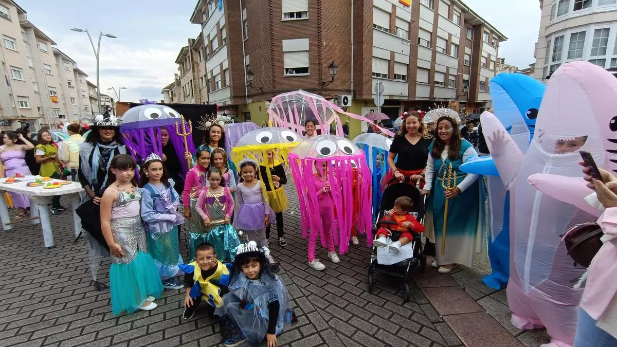 La lluvia respeta el desfile de carrozas de las fiestas del Ecce Homo de Noreña