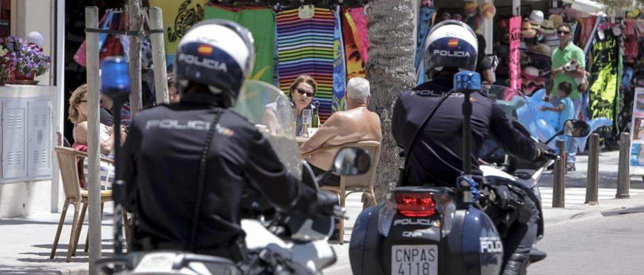 Agentes de la Policía Nacional patrullan por la Playa de Palma.