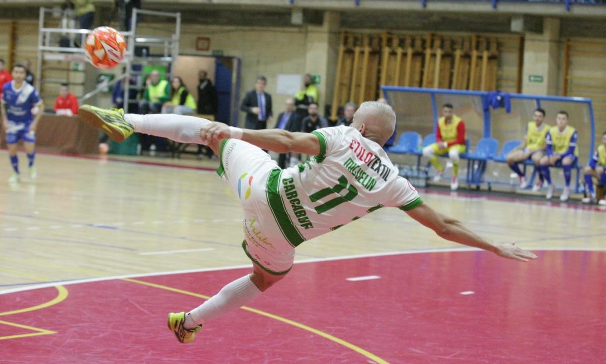 Miguelín realiza un remate acrobático durante el pasado encuentro ante el Manzanares.