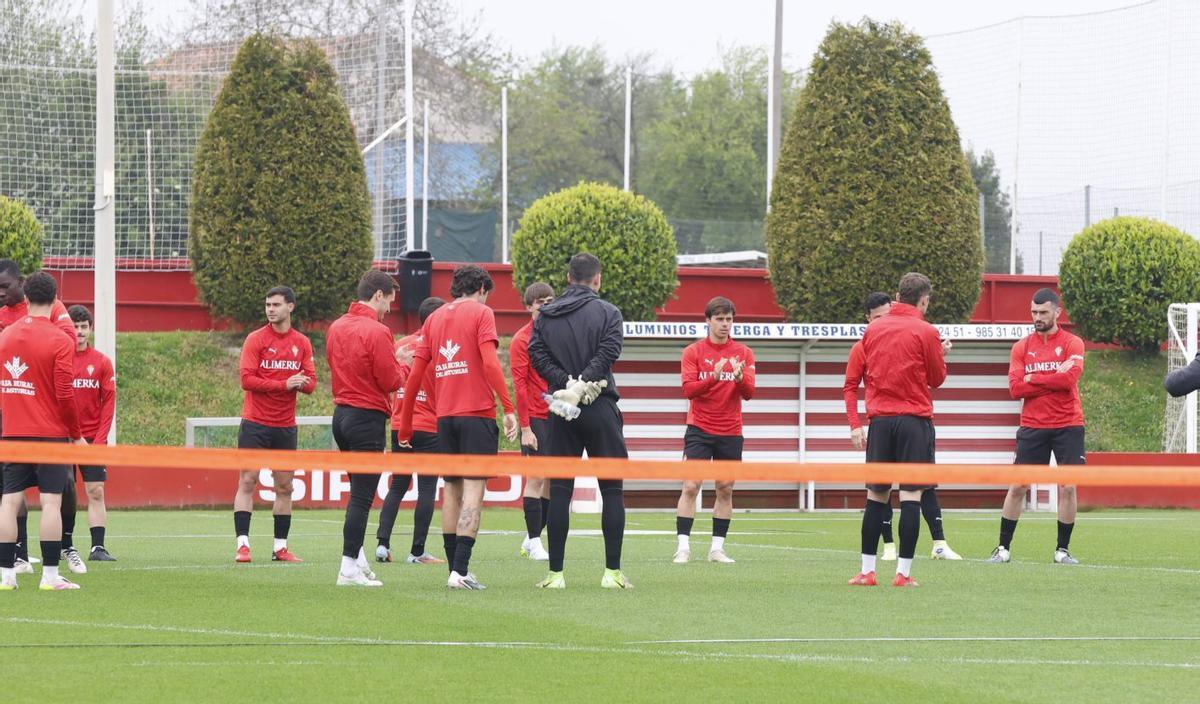 Jugadores del Sporting, esta semana entrenando en Mareo.