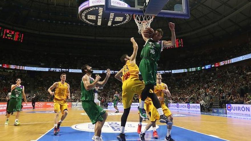 Nedovic machaca el aro en el duelo del pasado curso con el FC Barcelona en el Carpena.